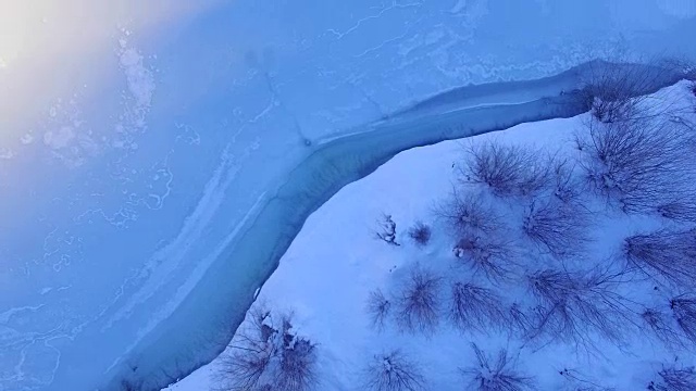 鸟瞰图:冬季结冰的湖面视频素材画面3