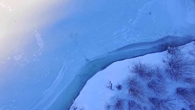 鸟瞰图:冬季结冰的湖面视频素材画面4