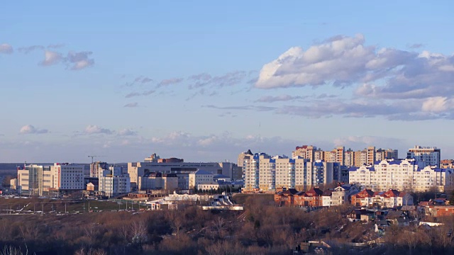 日出的城市。早晨在一个小城市。时间流逝的视频视频素材