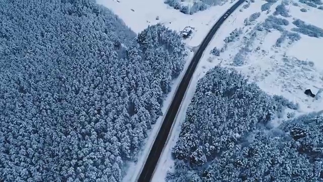 冬季道路鸟瞰图视频素材画面1