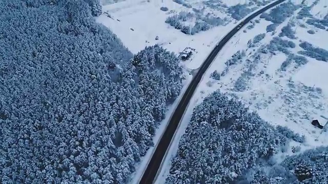 冬季道路鸟瞰图视频素材画面2
