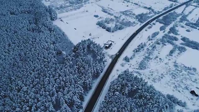 冬季道路鸟瞰图视频素材画面3