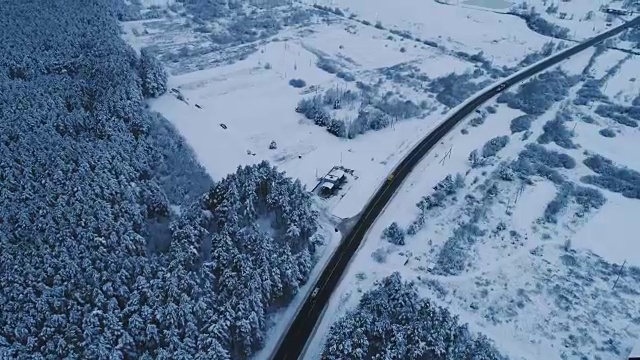 冬季道路鸟瞰图视频素材画面4