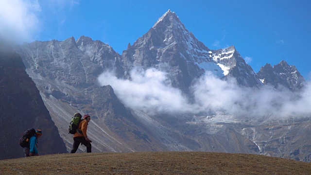 徒步旅行者在喜马拉雅山脉旅行视频素材