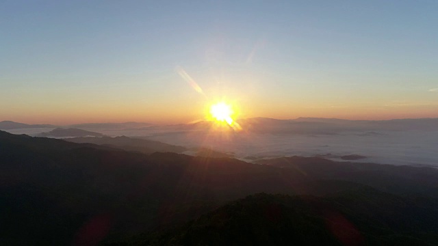 日出多云的夏季山地景观。视频素材画面1