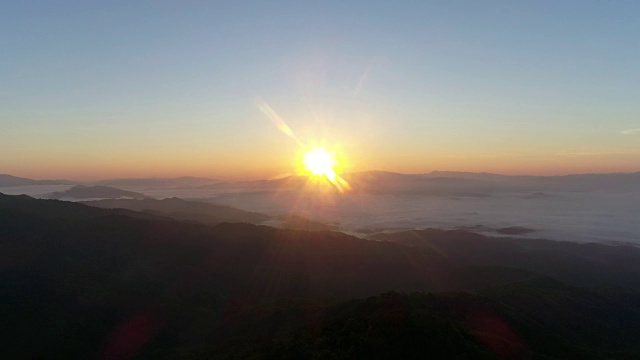 日出多云的夏季山地景观。视频素材画面2