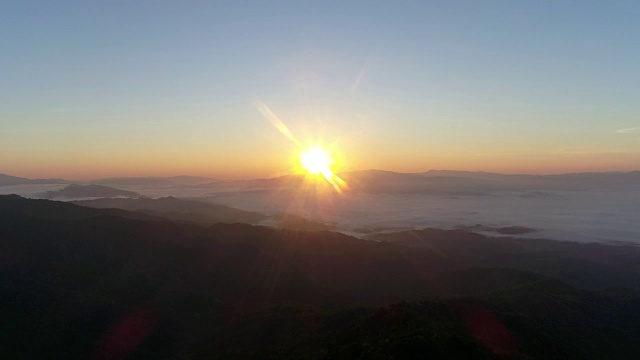 日出多云的夏季山地景观。视频素材画面4