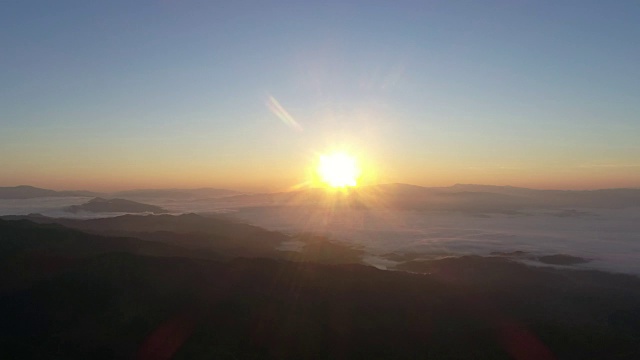 日出多云的夏季山地景观。视频素材画面2