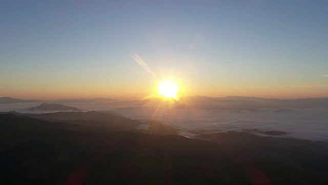 日出多云的夏季山地景观。视频素材画面3