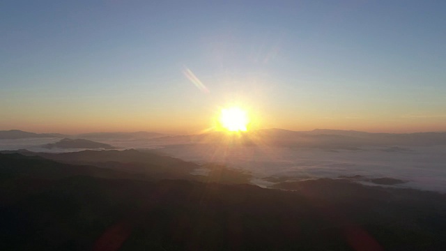 日出多云的夏季山地景观。视频素材画面4