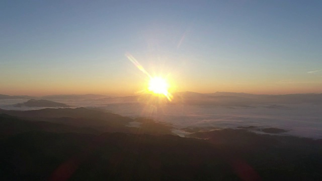 日出多云的夏季山地景观。视频素材画面1