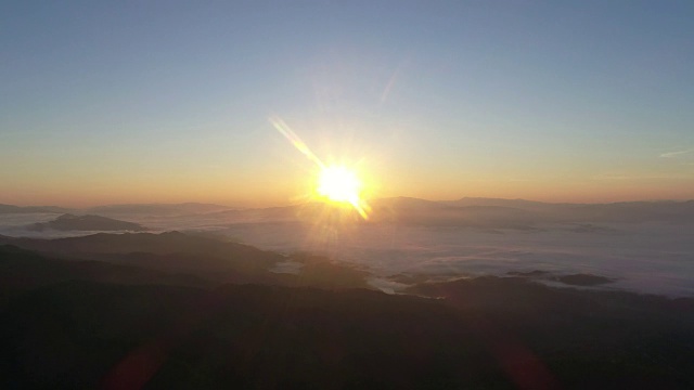 日出多云的夏季山地景观。视频素材画面2