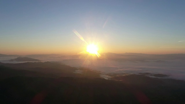 日出多云的夏季山地景观。视频素材画面3