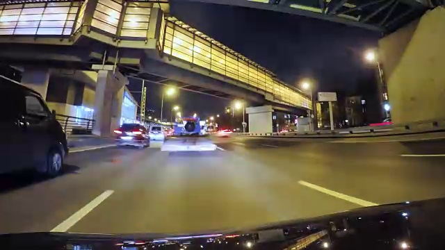 汽车在夜间高速公路上行驶视频素材