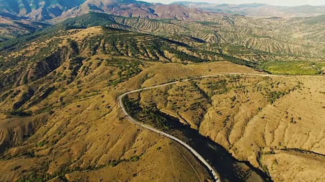 天线:高速公路穿过丘陵地带和遥远的山脉视频素材