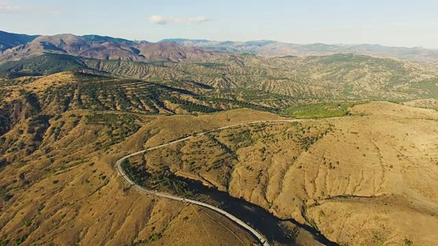 天线:高速公路穿过丘陵地带和遥远的山脉视频素材