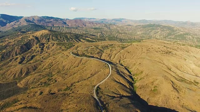 天线:高速公路穿过丘陵地带和遥远的山脉视频素材