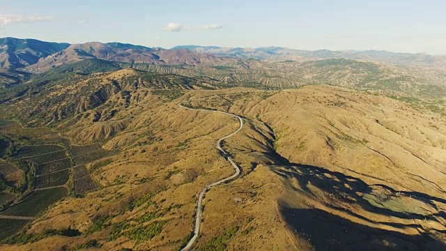 天线:高速公路穿过丘陵地带和遥远的山脉视频素材