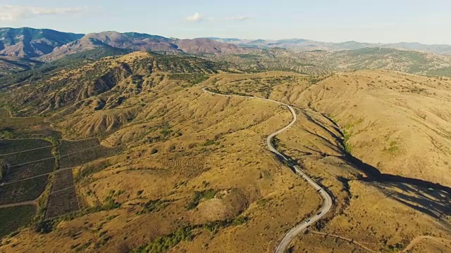 天线:高速公路穿过丘陵地带和遥远的山脉视频素材