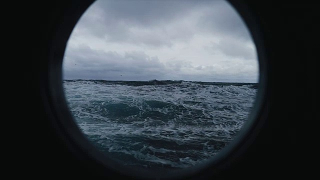 从波涛汹涌的海面上一艘船的舷窗里视频素材