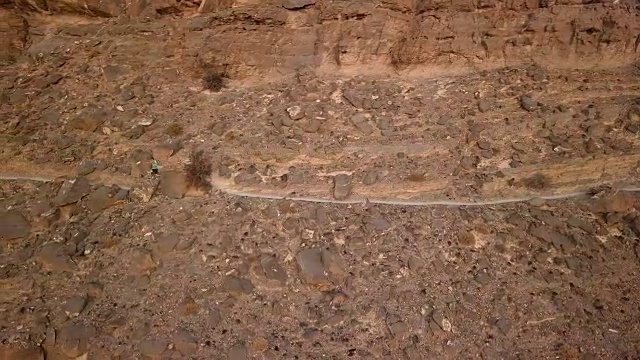 两名越野赛选手在峡谷上方的山道上冲刺视频素材画面4