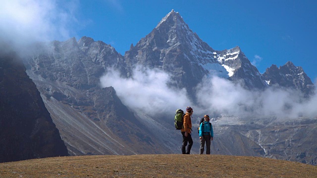 徒步旅行者在喜马拉雅山脉旅行视频素材