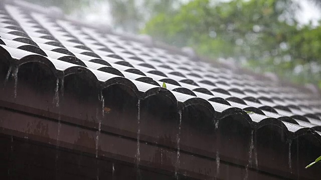 雨点落在砖屋顶上视频素材