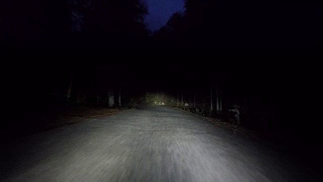 夜间山路- 4K分辨率视频素材画面2