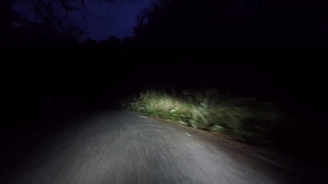 夜间山路- 4K分辨率视频素材画面3