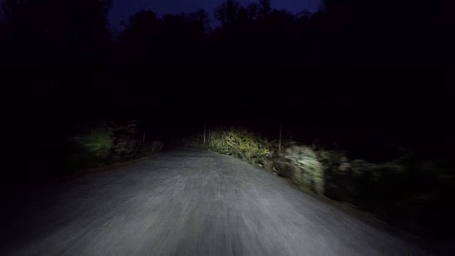夜间山路- 4K分辨率视频素材画面4