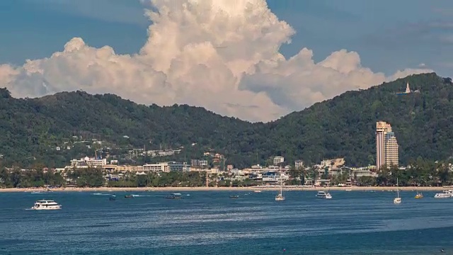 在泰国普吉岛的城市，山脉和天空背景的巴东海滩的时间推移视图视频素材