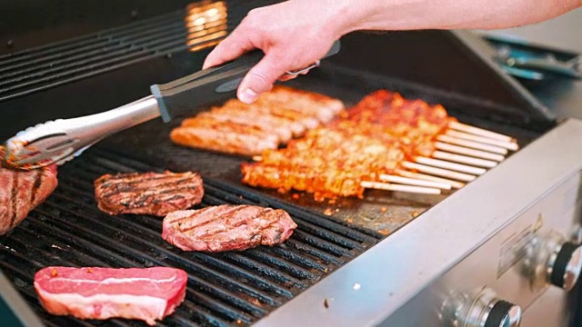 准备烤肉架上的肉视频素材