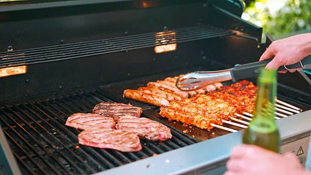 准备烤肉架上的肉视频素材