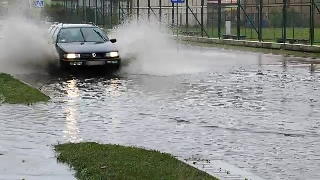 汽车穿过被水淹没的城市街道视频素材