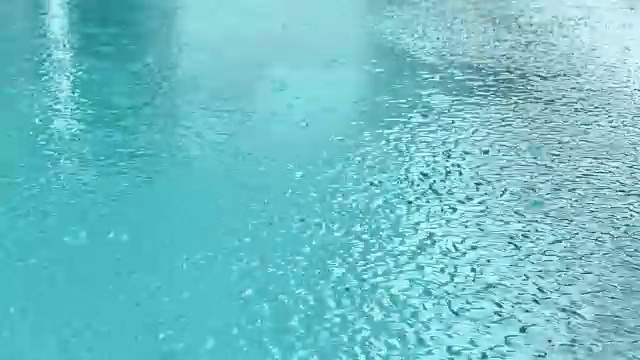 雨滴落在水面，游泳池视频素材