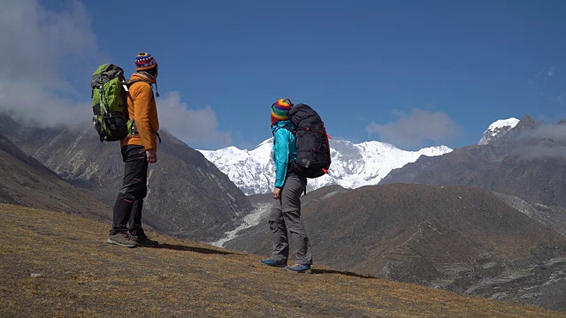 徒步旅行者在喜马拉雅山脉旅行视频素材