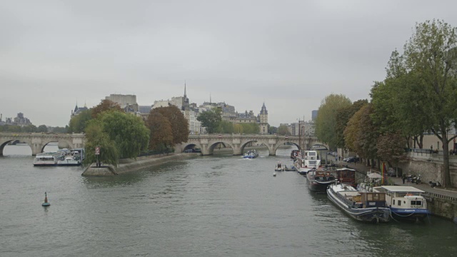 法国巴黎市中心塞纳河上的Île de la Cité和Pont Neuf。视频素材