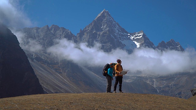 徒步旅行者在喜马拉雅山脉旅行视频素材