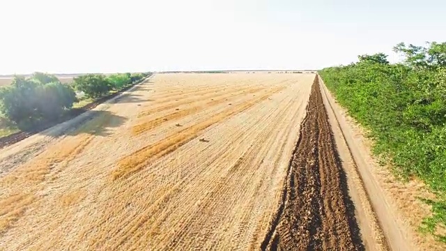 晴空下的农田风景视频素材