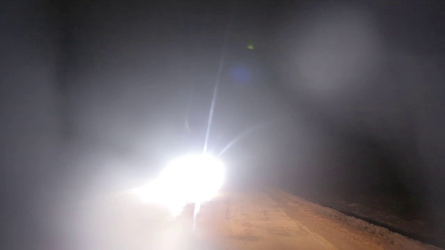 恶劣的天气和道路上危险的汽车交通视频素材画面1
