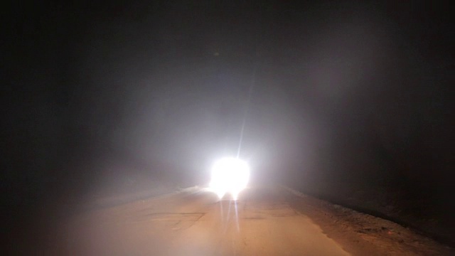 恶劣的天气和道路上危险的汽车交通视频素材画面4
