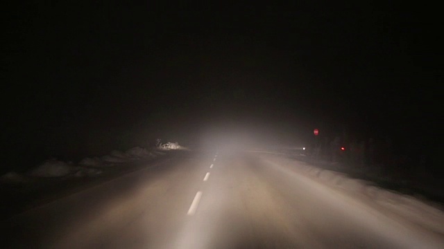 恶劣的天气和道路上危险的汽车交通视频素材画面1