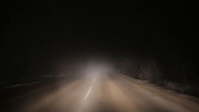 恶劣的天气和道路上危险的汽车交通视频素材画面2
