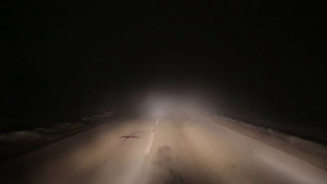恶劣的天气和道路上危险的汽车交通视频素材画面3
