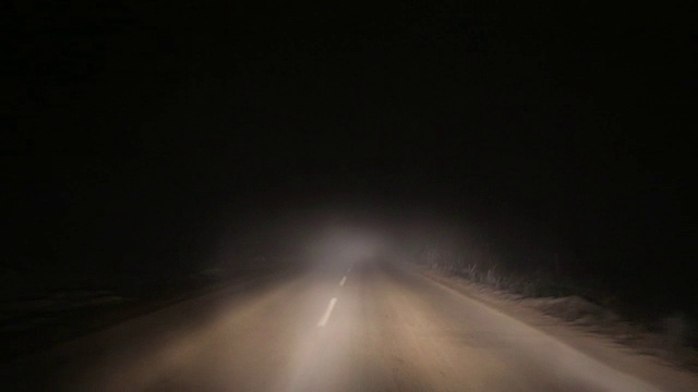 恶劣的天气和道路上危险的汽车交通视频素材画面4