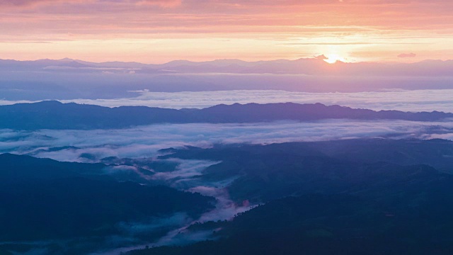 4K时间流逝，日出和雾在山上与戏剧性的天空。视频素材