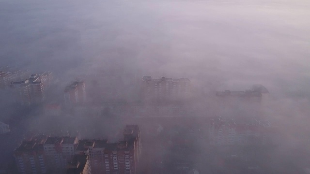 在美丽的晨雾中低空飞过城市。视频素材画面1