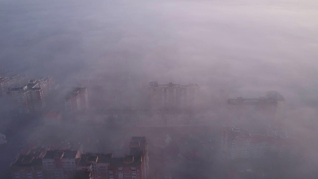 在美丽的晨雾中低空飞过城市。视频素材画面2