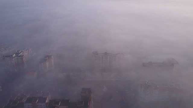 在美丽的晨雾中低空飞过城市。视频素材画面3