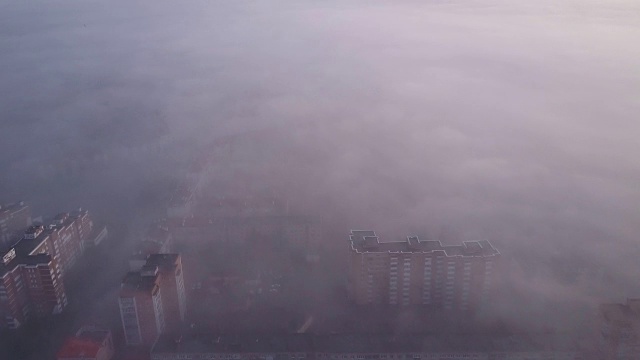在美丽的晨雾中低空飞过城市。视频素材画面4